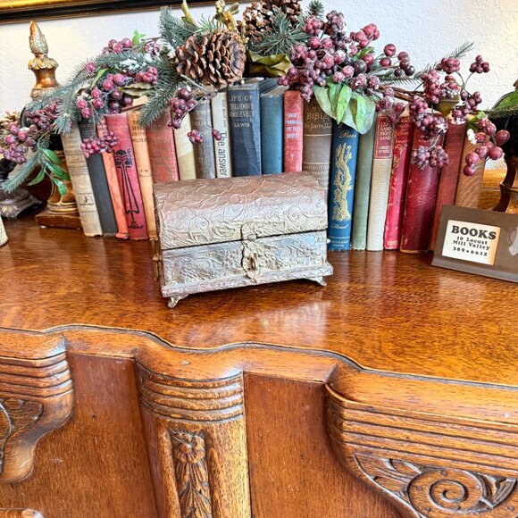 Vintage Brass Floral Repousse Domed Footed Treasure Chest Box lock & Key - Picture 16 of 17